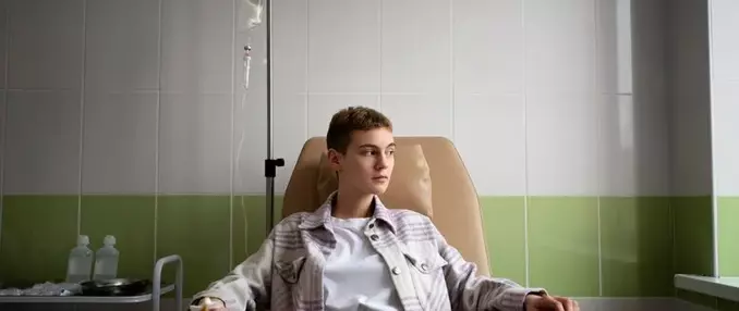 пациентка сидит под капельницей Ксефокам